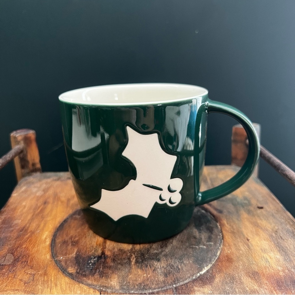 Starbucks Coffee 2011 16oz Mug Christmas Green White Holly Leaf Berries Holiday